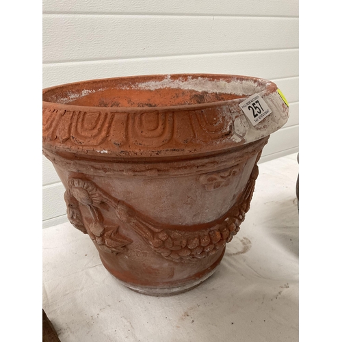 257 - TERRACOTTA GARDEN POT, 1 OTHER AND SHOE LAST