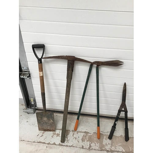 277 - QTY OF TOOLS TO INCLUDE SPADE, SHEARS, PICK AND SPIRIT LEVELS ETC