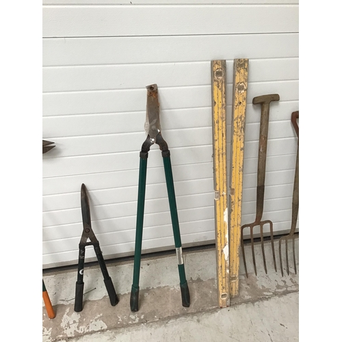 277 - QTY OF TOOLS TO INCLUDE SPADE, SHEARS, PICK AND SPIRIT LEVELS ETC