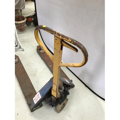 281 - VINTAGE HYDRAULIC PALLET TRUCK A/F - NOT WORKING