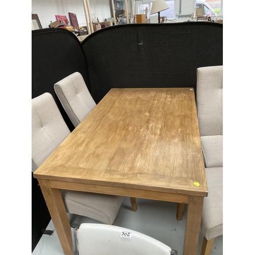 306 - OAK KITCHEN TABLE AND 4 BEIGE FABRIC UPHOLSTERED CHAIRS
TABLE H30