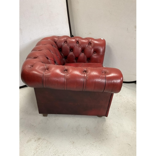 313 - RED LEATHER BUTTON BACKED CHESTERFIELD TUB CHAIR