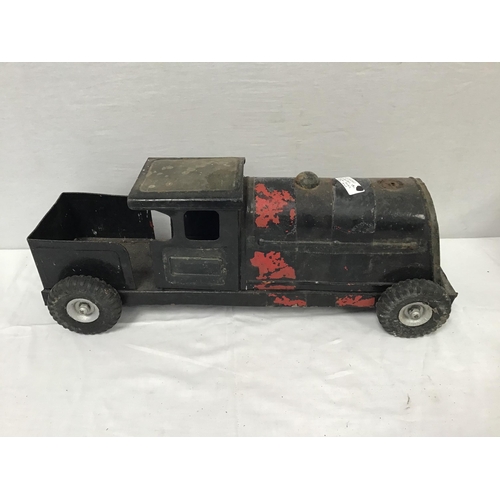 64 - CRATE OF VINTAGE TOYS TO INCLUDE OLD TIN TRAIN, TONKA TRUCK ETC