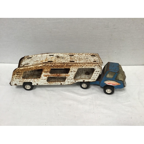 64 - CRATE OF VINTAGE TOYS TO INCLUDE OLD TIN TRAIN, TONKA TRUCK ETC