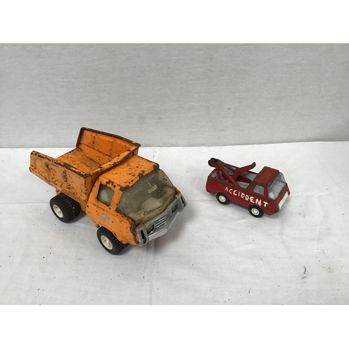 64 - CRATE OF VINTAGE TOYS TO INCLUDE OLD TIN TRAIN, TONKA TRUCK ETC