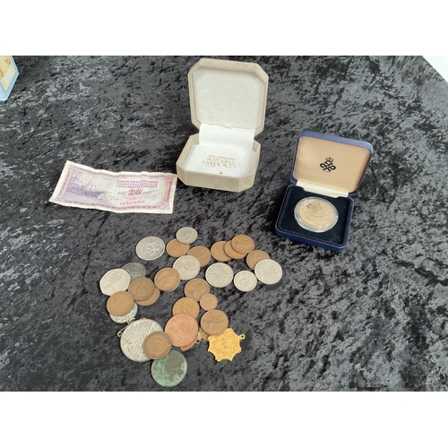 76 - BOX OF COLLECTABLES TO INCLUDE PETER RABBIT WEDGEWOOD, TRAVEL CLOCK, JEWELLERY BOX TO INCLUDE POCKET... 