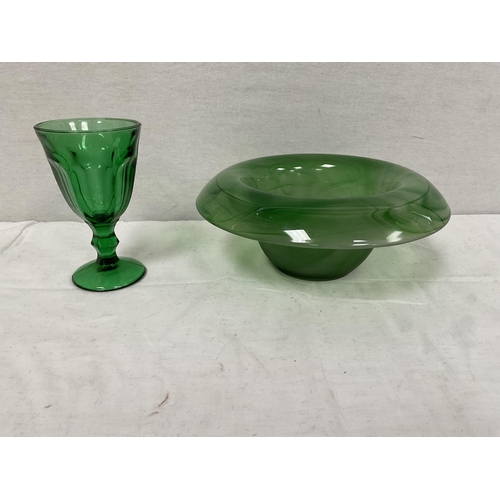 82 - 4 PIECES OF DAVIDSON CLOUD GLASS AND 2 CARNIVAL GLASS DISHES