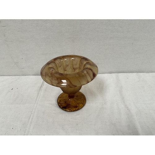 82 - 4 PIECES OF DAVIDSON CLOUD GLASS AND 2 CARNIVAL GLASS DISHES