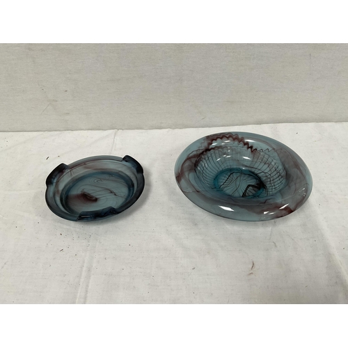 82 - 4 PIECES OF DAVIDSON CLOUD GLASS AND 2 CARNIVAL GLASS DISHES