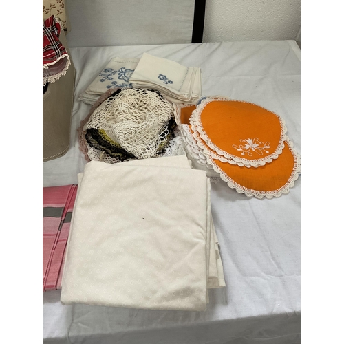 84 - 2 VINTAGE SUITCASES AND VINTAGE LINEN AND LACE