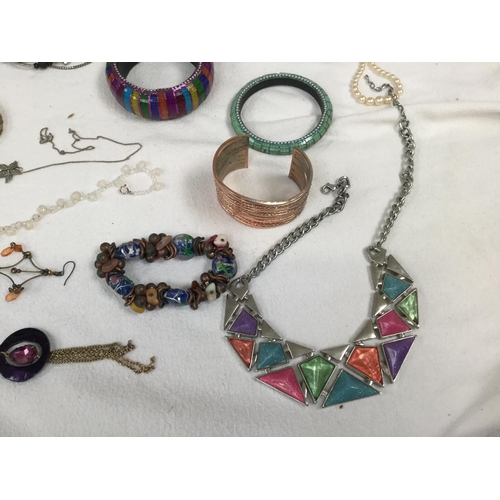 15 - QTY OF COSTUME JEWELLERY