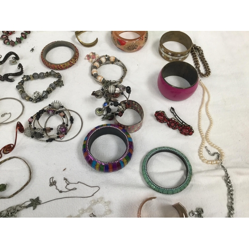 15 - QTY OF COSTUME JEWELLERY