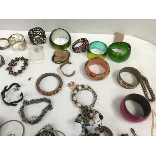 15 - QTY OF COSTUME JEWELLERY