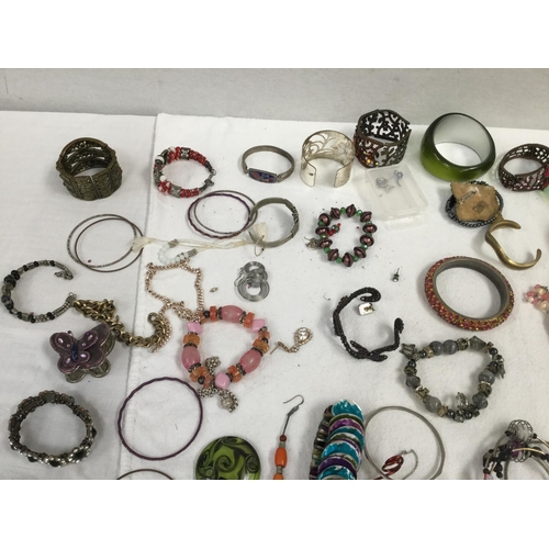 15 - QTY OF COSTUME JEWELLERY