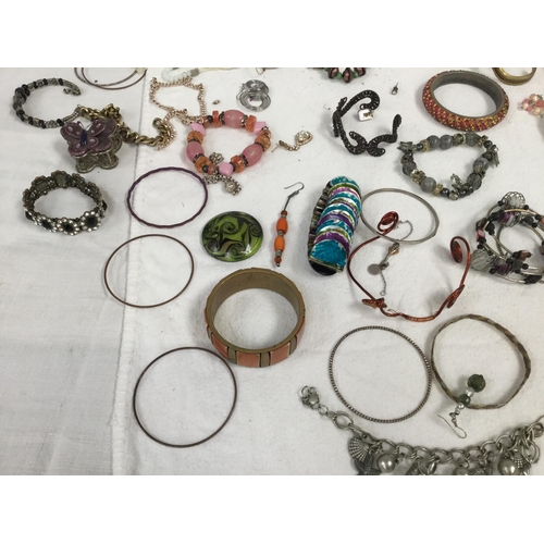 15 - QTY OF COSTUME JEWELLERY