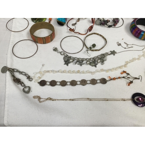 15 - QTY OF COSTUME JEWELLERY