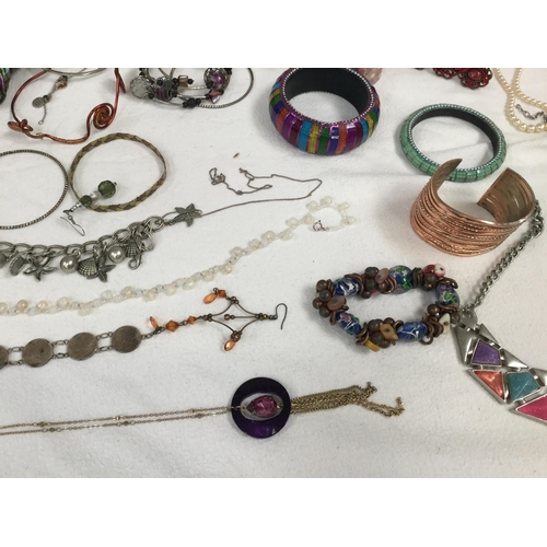 15 - QTY OF COSTUME JEWELLERY