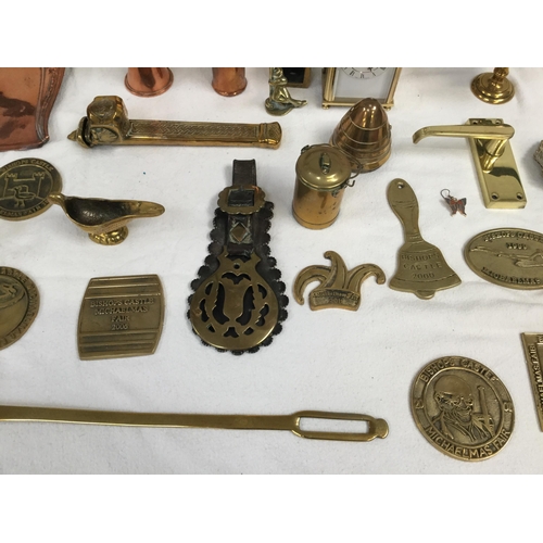 21 - BOX OF VICTORIAN AND LATER BRASS AND COPPER WARE TO INCLUDE CRUMB TRAY AND BRUSH, JUGS, TRIVETS, HUN... 