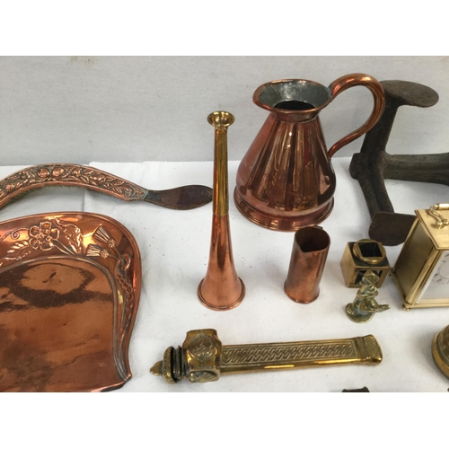 21 - BOX OF VICTORIAN AND LATER BRASS AND COPPER WARE TO INCLUDE CRUMB TRAY AND BRUSH, JUGS, TRIVETS, HUN... 