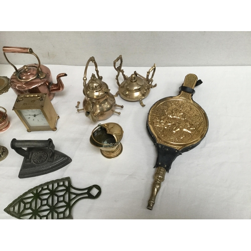 37 - BOX OF BRASS AND COPPER ITEMS TO INCLUDE BRASS SPIRIT KETTLE, FREE STANDING MIRROR, BELLOWS, COPPER ... 