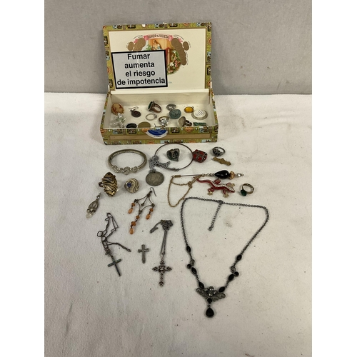 192 - QTY OF COSTUME JEWELLERY TO INCLUDE RINGS BROOCHES ETC