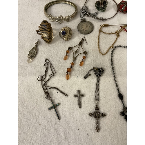 192 - QTY OF COSTUME JEWELLERY TO INCLUDE RINGS BROOCHES ETC