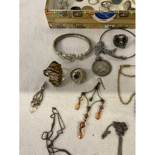 192 - QTY OF COSTUME JEWELLERY TO INCLUDE RINGS BROOCHES ETC