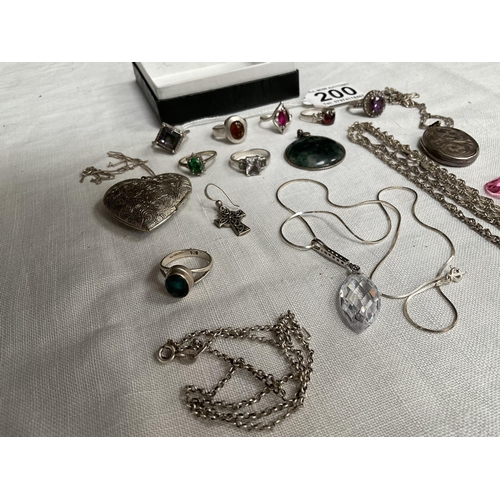 200 - QTY OF HMS JEWELLERY TO INCLUDE RINGS LOCKETS ETC