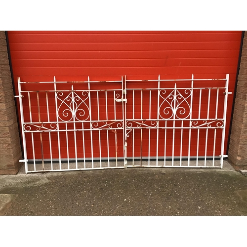 516 - PAIR OF LARGE IRON DRIVEWAY GATES H 51