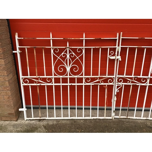 516 - PAIR OF LARGE IRON DRIVEWAY GATES H 51