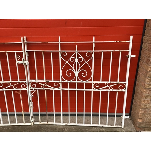 516 - PAIR OF LARGE IRON DRIVEWAY GATES H 51