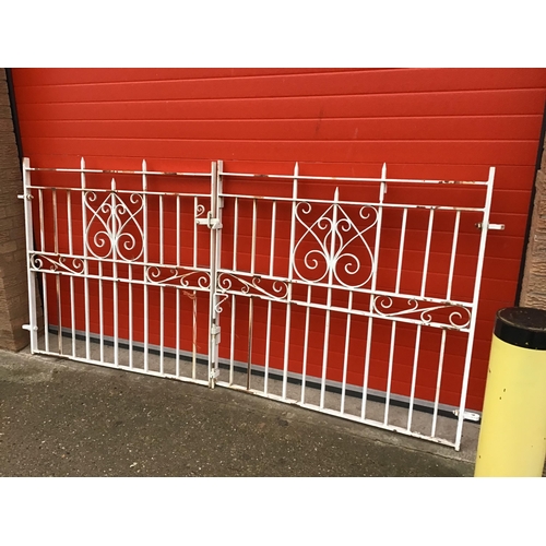 516 - PAIR OF LARGE IRON DRIVEWAY GATES H 51