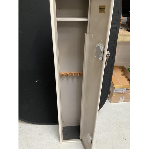 4 - WHITE METAL GUN CABINET WITH KEYS H 59