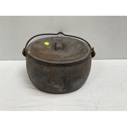 43 - VICTORIAN CAST IRON COOKING POT COMPLETE WITH COVER H 10