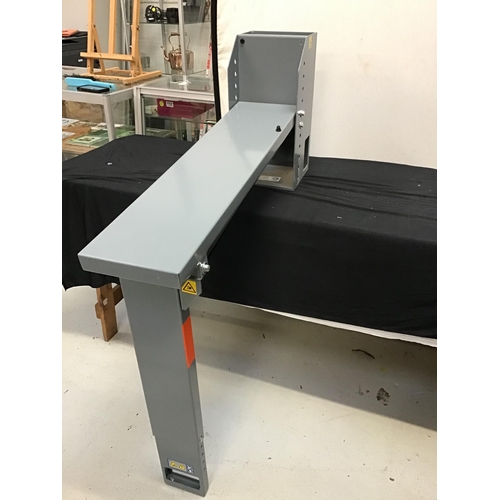 88 - VEHICLE FOLDING WORK TABLE