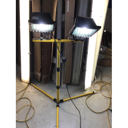 90 - LARGE QTY OF FLOURESCENT LIGHTS PORTABLE WORK LIGHT ETC