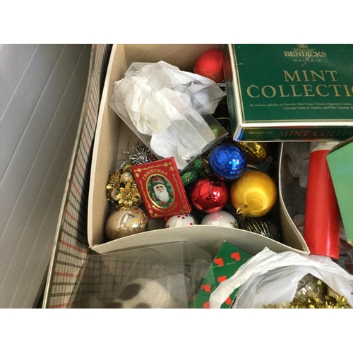 123 - VINTAGE CASE WITH VINTAGE CHRISTMAS DECORATIONS