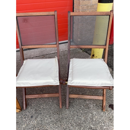 145 - 4 MATCHING GARDEN FOLDING CHAIRS WITH METAL SEATS AND BACKS COMPLETE WITH CUSHIONS AND A FOLDING DIR... 