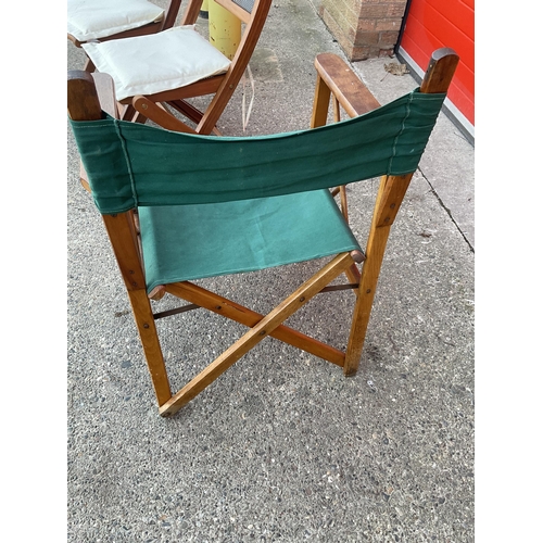 145 - 4 MATCHING GARDEN FOLDING CHAIRS WITH METAL SEATS AND BACKS COMPLETE WITH CUSHIONS AND A FOLDING DIR... 