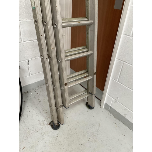 152 - ALUMINIUM TRIPLE EXTENDING LADDER L 136