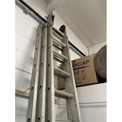 152 - ALUMINIUM TRIPLE EXTENDING LADDER L 136