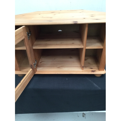 253 - MODERN PINE CORNER TV STAND WITH GLASS CENTRAL DOOR H 21