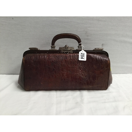 254 - VICTORIAN LEATHER GLADSTONE DOCTORS BAG OF SMALL PROPORTIONS A/F L18