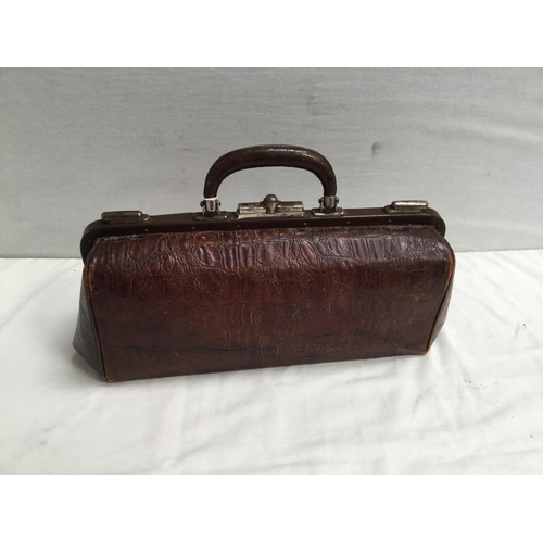 254 - VICTORIAN LEATHER GLADSTONE DOCTORS BAG OF SMALL PROPORTIONS A/F L18