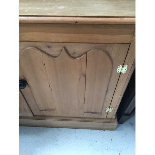 261 - RECLAIMED PINE KITCHEN DRESSER, RACK- WITH SHAPED FREEZE OVER OPEN SHELVES FLANKED BY 2 PANELLED DOO... 