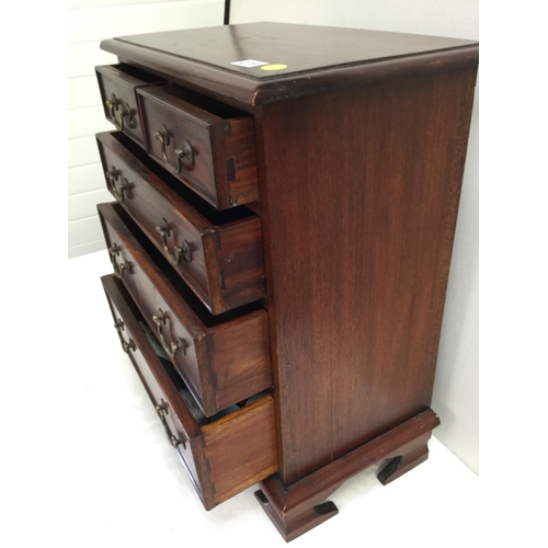 279 - REPRODUCTION MAHOGANY 2 OVER 3 CHEST OF SMALL PROPORTIONS H 26