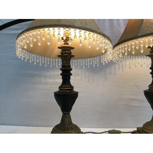 289 - PAIR OF GOOD QAULITY REPRODUCTION TABLE LAMPS COMPLETE WITH SHADES AND DROPPERS H 27