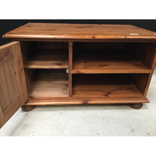 294 - MODERN PINE FLAT SCREEN TV STAND WITH SINGLE DOOR AND OPEN SHELF H 18