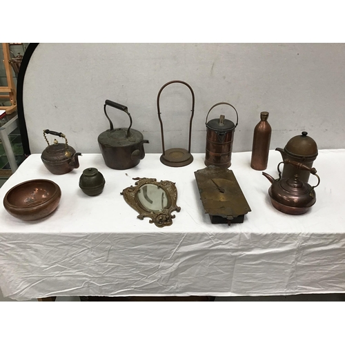 301 - BOX OF VICTORIAN AND LATER BRASS AND COPPER TO INCLUDE BILLY CAN, SCALES, COPPER KETTLES, BRASS MIRR... 