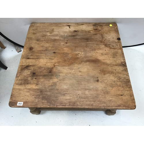 302 - WAXED PINE COFFEE TABLE ON TURNED LEGS WITH STRETCHERED SHELF OF LARGE PROPORTIONS H 18